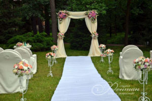 кремовая свадебная арка